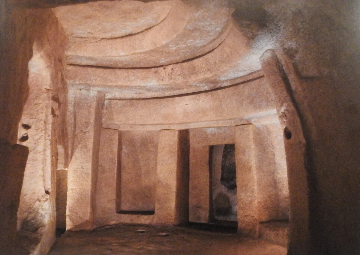Holy of Holies — wykuta w skale pseudo-fasada na środkowym poziomie hipogeum