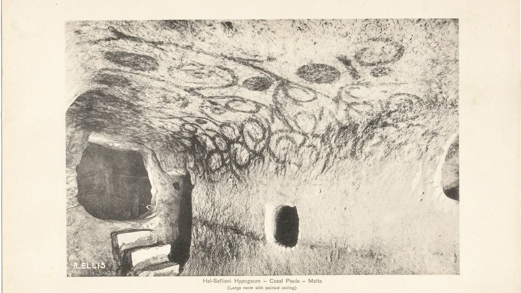 Wnętrze Hipogeum Hal Saflieni — duża komnata z malowanym sufitem, historyczne zdjęcie
