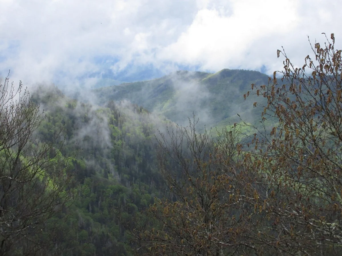 Rozstępujące się chmury nad granią Great Smoky Mountains, krajobraz parków z listy Missing 411
