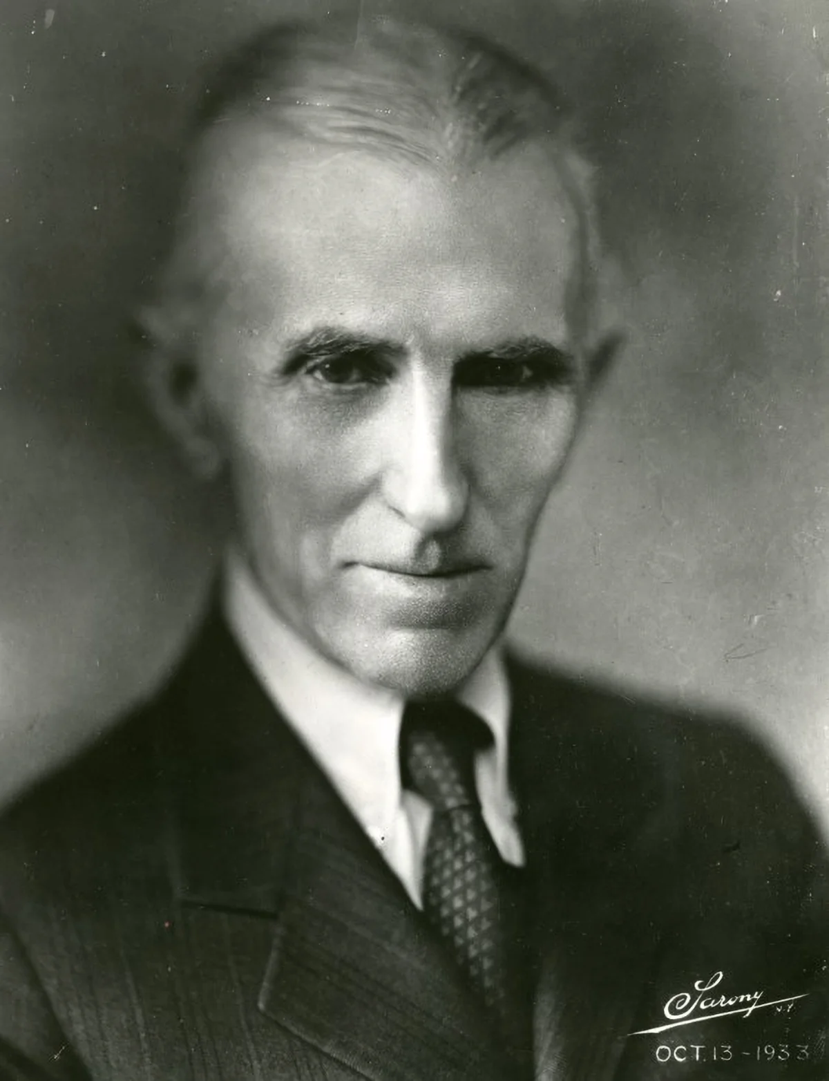 Nikola Tesla sfotografowany w 1933 roku