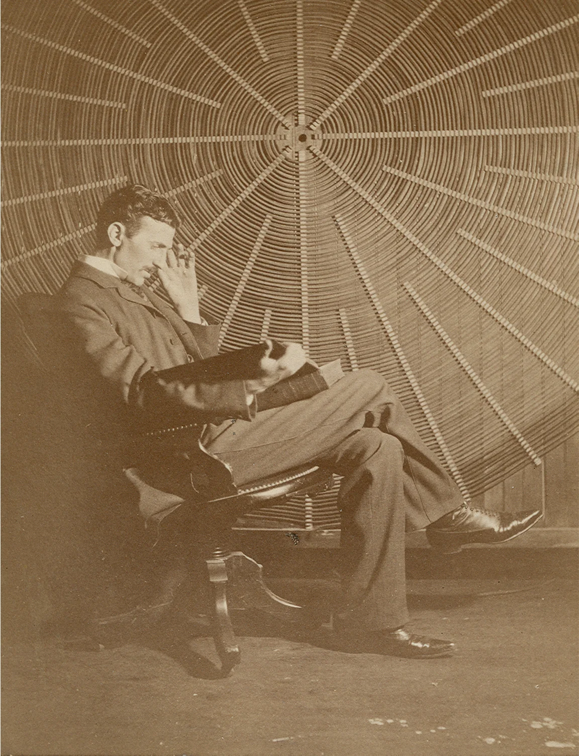 Nikola Tesla w swoim laboratorium w Nowym Jorku