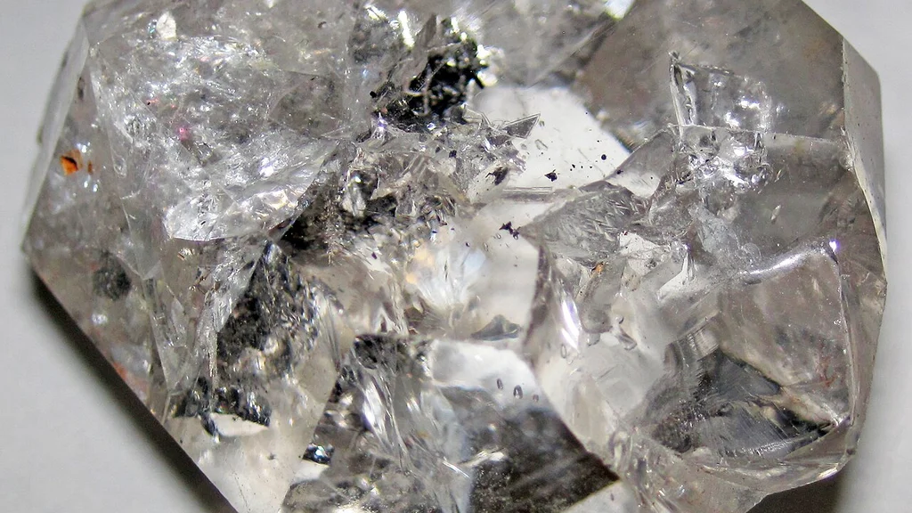 Diament Herkimer: Kryształ Intuicji, Równowagi i Duchowego Przebudzenia
