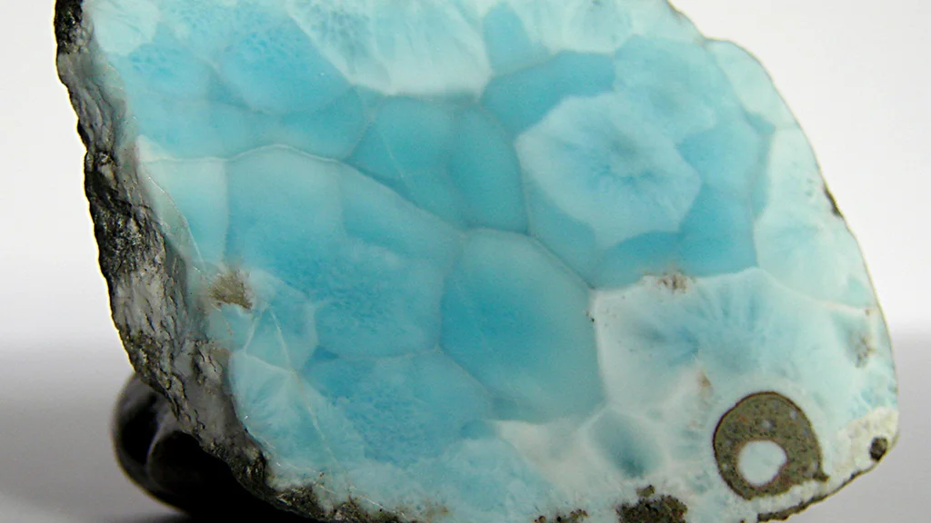 Larimar – Niebiański Kamień Równowagi i Miłości z Karaibów