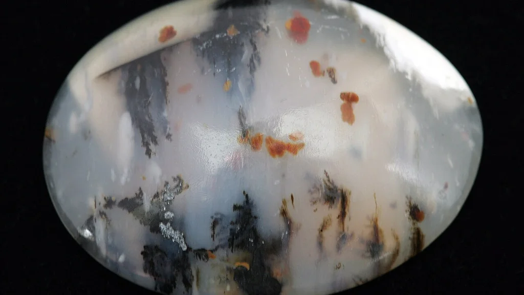 Dendrytyczny Chalcedon – Symbolika, Właściwości i Duchowe Znaczenie