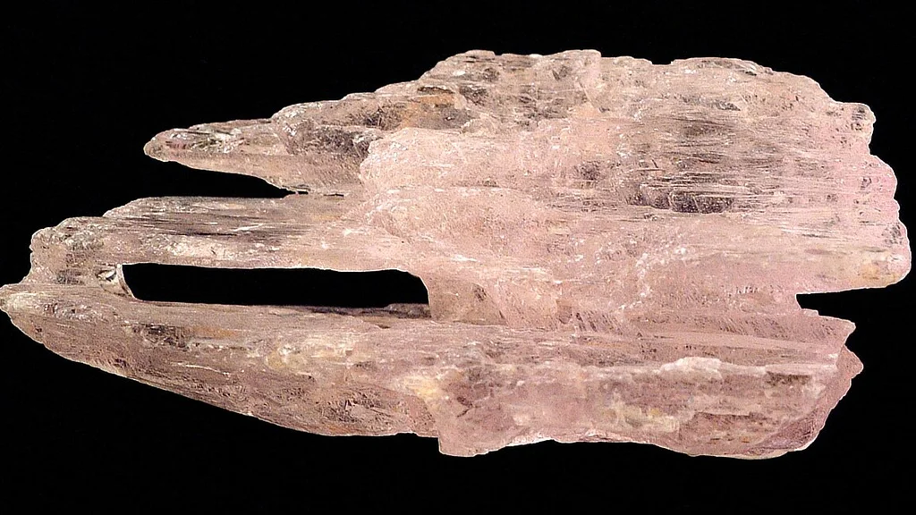 Hiddenit (Kunzyt Zielony) – symbolika, energia i duchowe znaczenie kamienia intuicji
