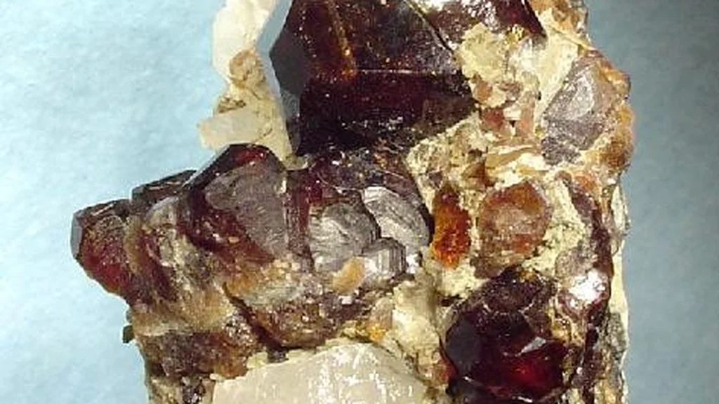 Opal Wiśniowy — Symbolika, Czakry i Duchowe Znaczenie Czerwonego Kamienia