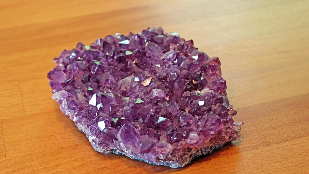 Turmalin Purpurowo-Fioletowy – Symbolika, Czakry i Duchowe Znaczenie