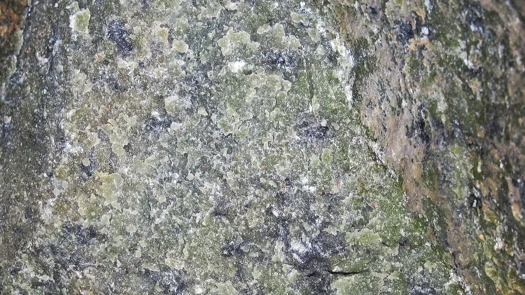 Jade Zielony: Kamień Harmonii, Mądrości i Duchowego Rozwoju