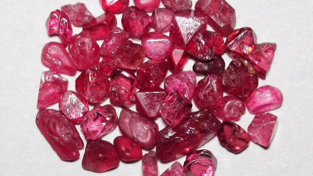 Spinel Zielony: Kamień Harmonii i Odnowy Duchowej