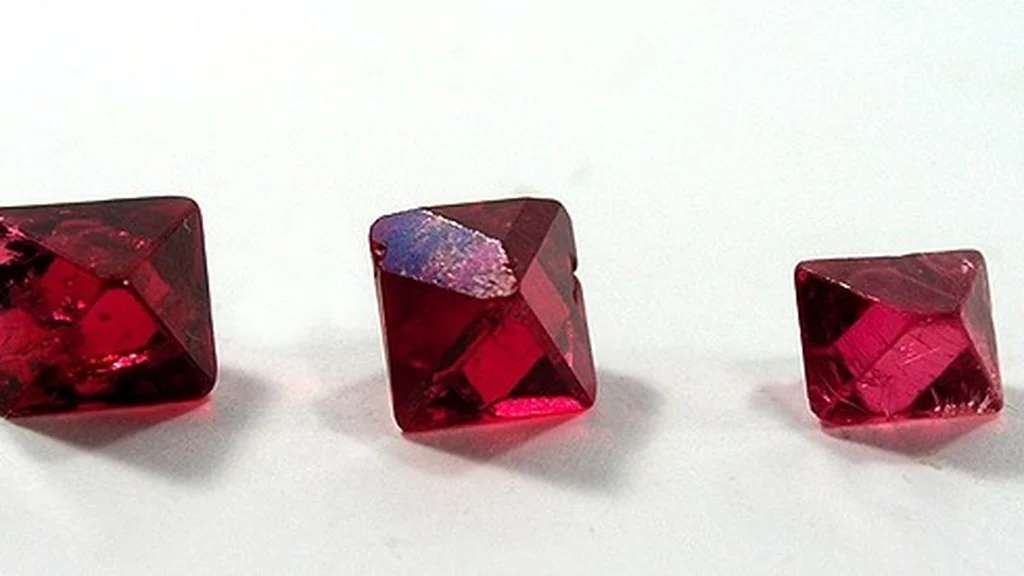 Spinel Czerwony: Kamień Mocy, Odwagi i Duchowej Ekspansji