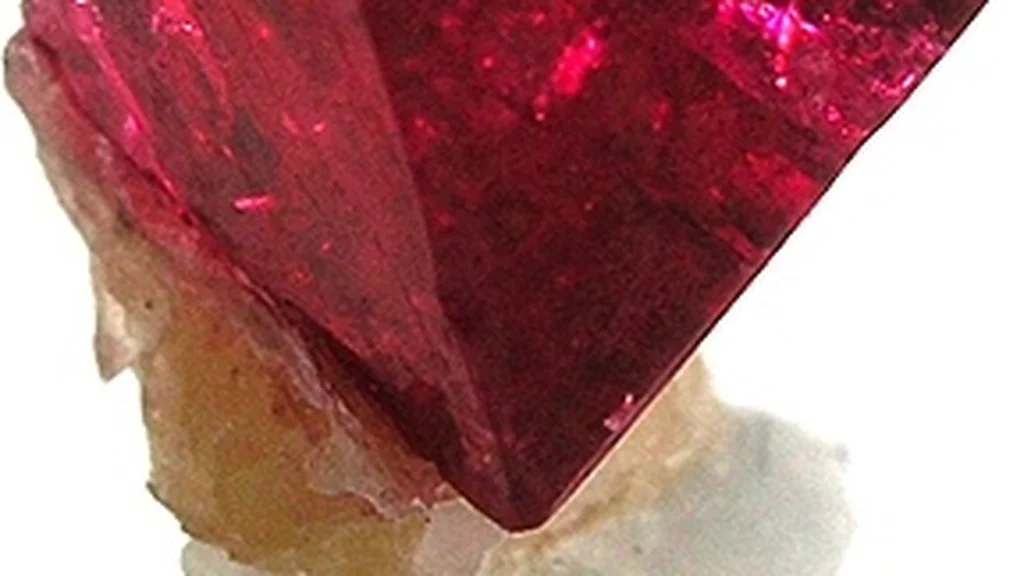 Spinel – Kamień Duchowej Regeneracji i Wielobarwnej Mocy