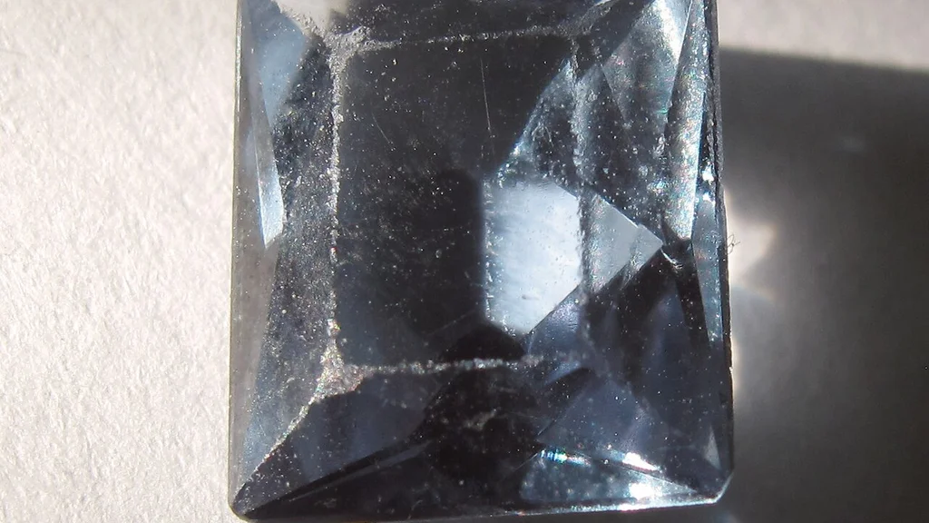 Topaz (niebieski) — właściwości, symbolika i znaczenie duchowe