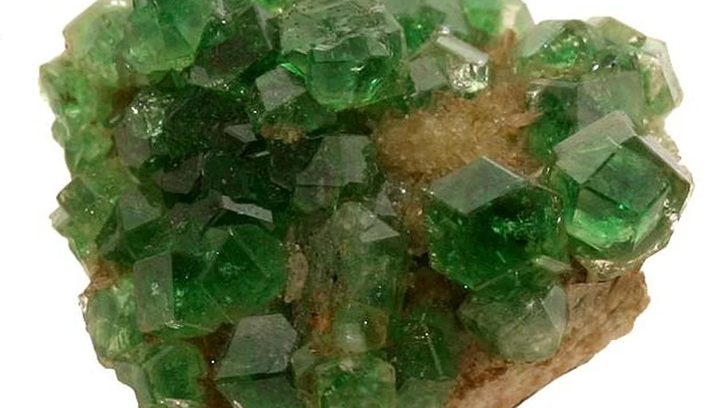Grossular – Wielobarwny Granat: Symbolika, Energia i Praktyka Duchowa