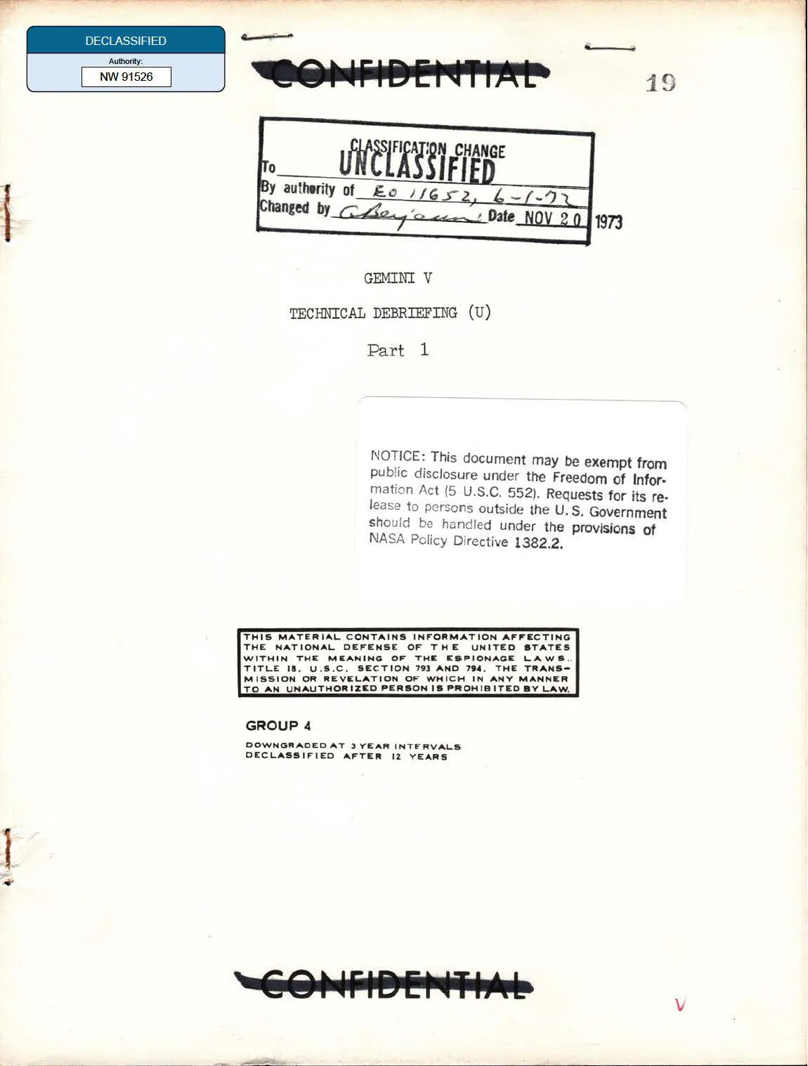 Okładka debriefingu technicznego Gemini 5 z przekreśloną klauzulą CONFIDENTIAL i stemplem odtajnienia z 1973 r.