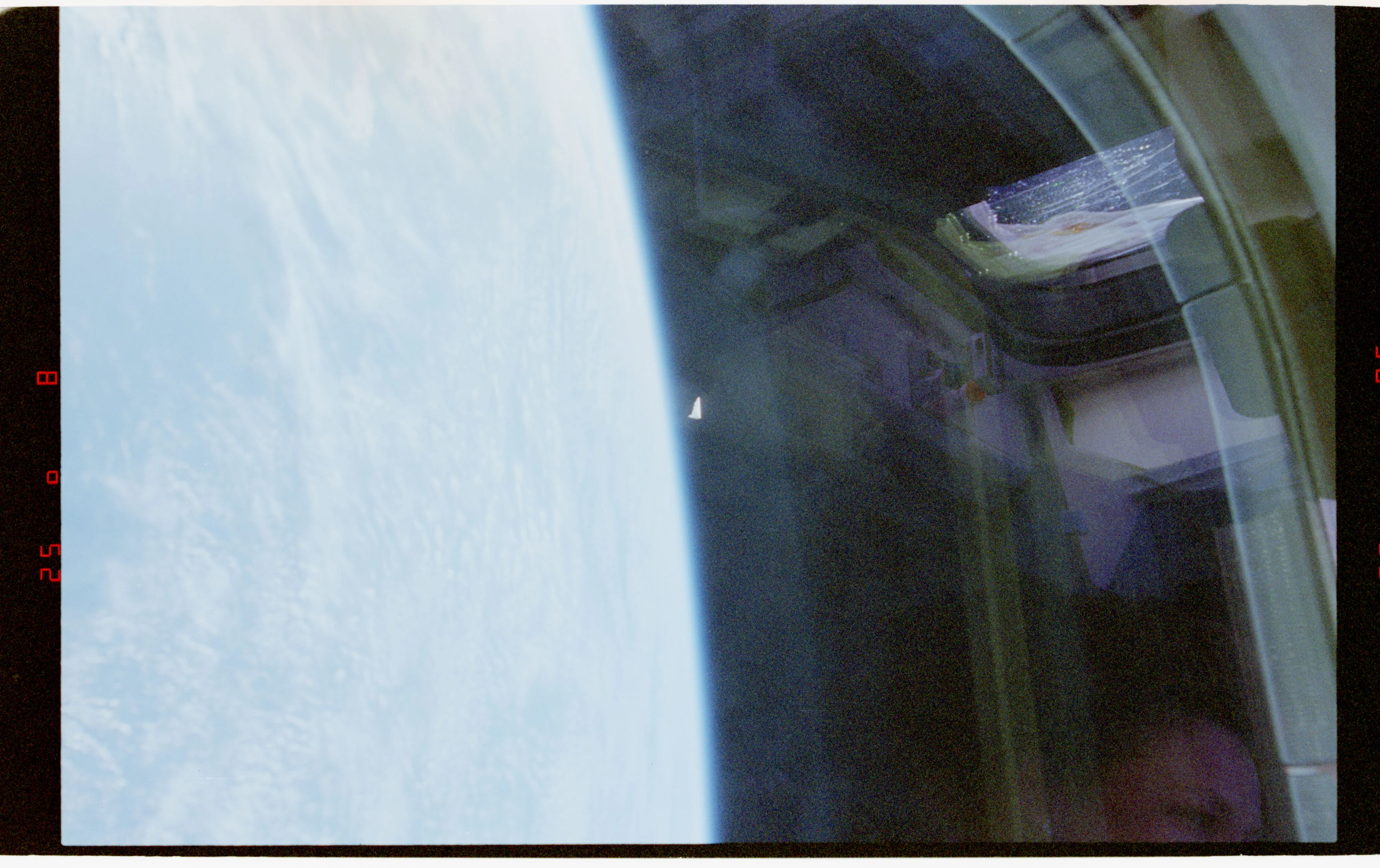 Drugie zdjęcie STS-80 — obiekt po obrocie wokół osi